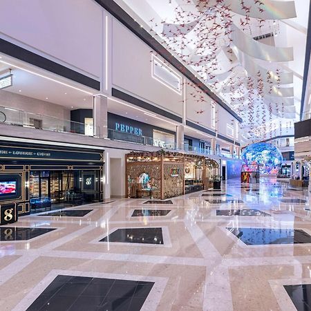 Conrad Las Vegas At Resorts World Eksteriør bilde The shopping mall
