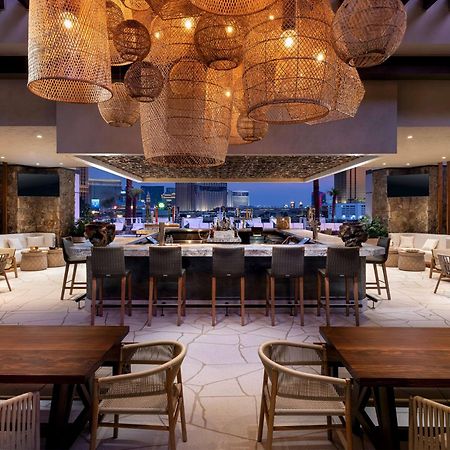 Conrad Las Vegas At Resorts World Eksteriør bilde The bar at the rooftop lounge