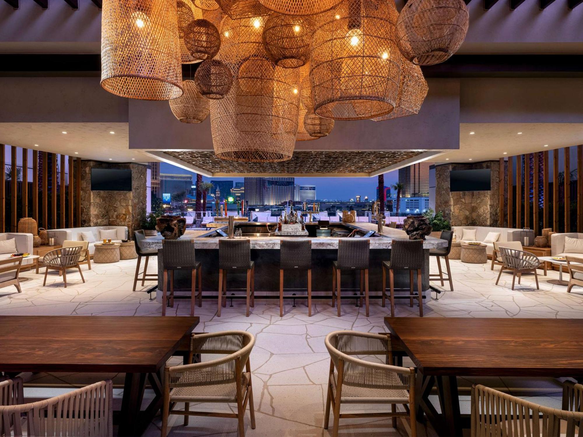 Conrad Las Vegas At Resorts World Eksteriør bilde The bar at the rooftop lounge